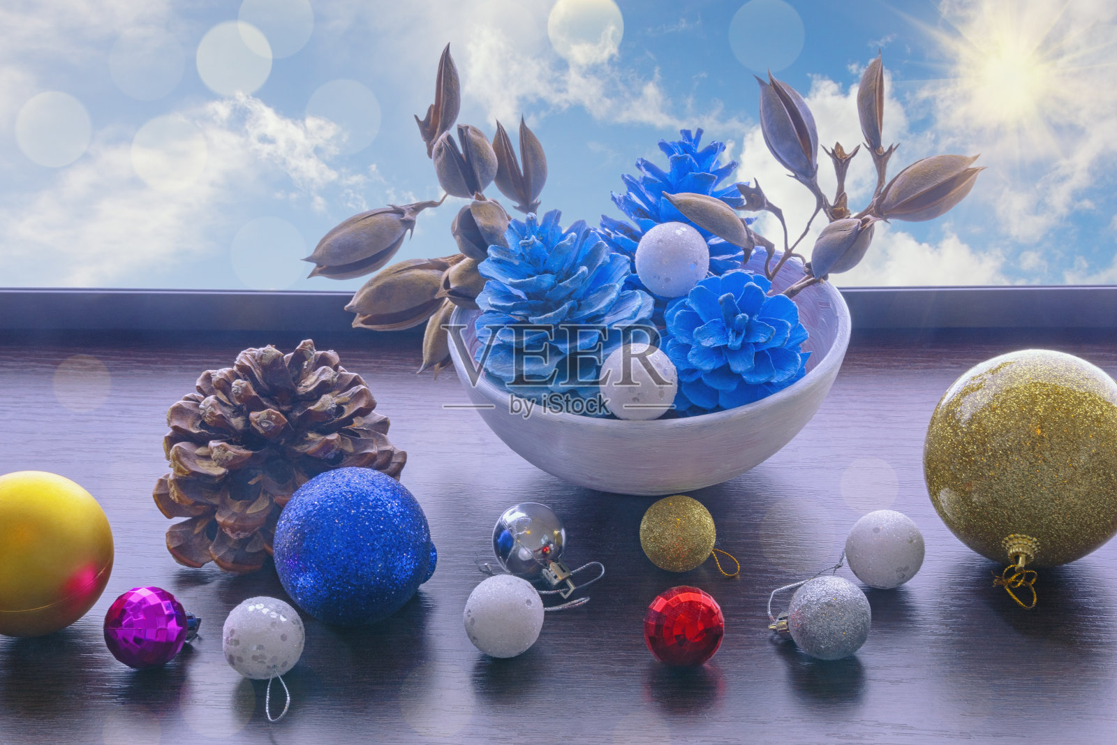 桌上放着圣诞球和松果。散景照片摄影图片