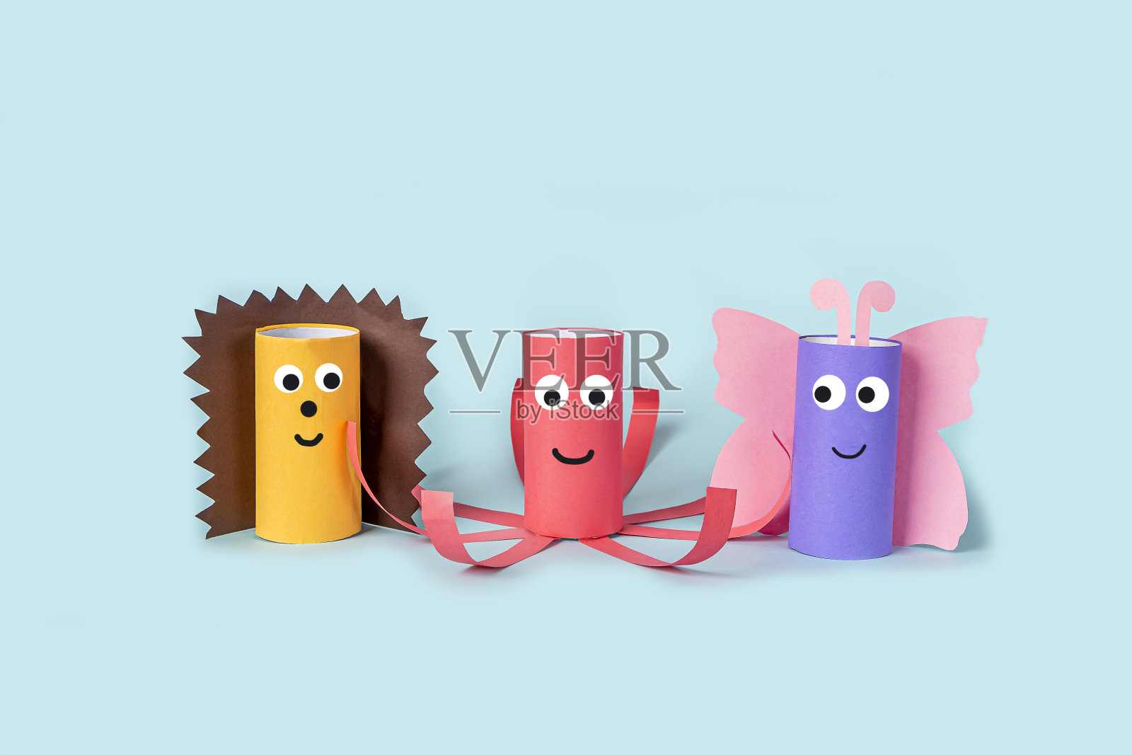 DIY和孩子的创造力。厕纸管环保再循环利用。儿童纸工艺品蝴蝶,章鱼和刺猬。发展想象力和感觉运动技能。照片摄影图片