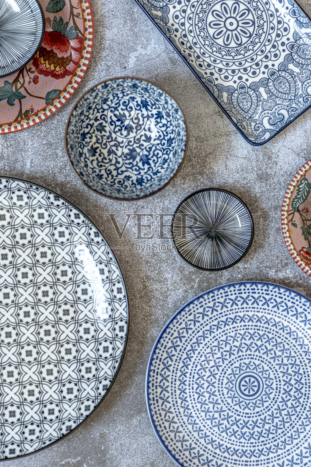 美丽的传统摩尔瓷陶瓷板。图解中东设计。摩洛哥马拉喀什照片摄影图片