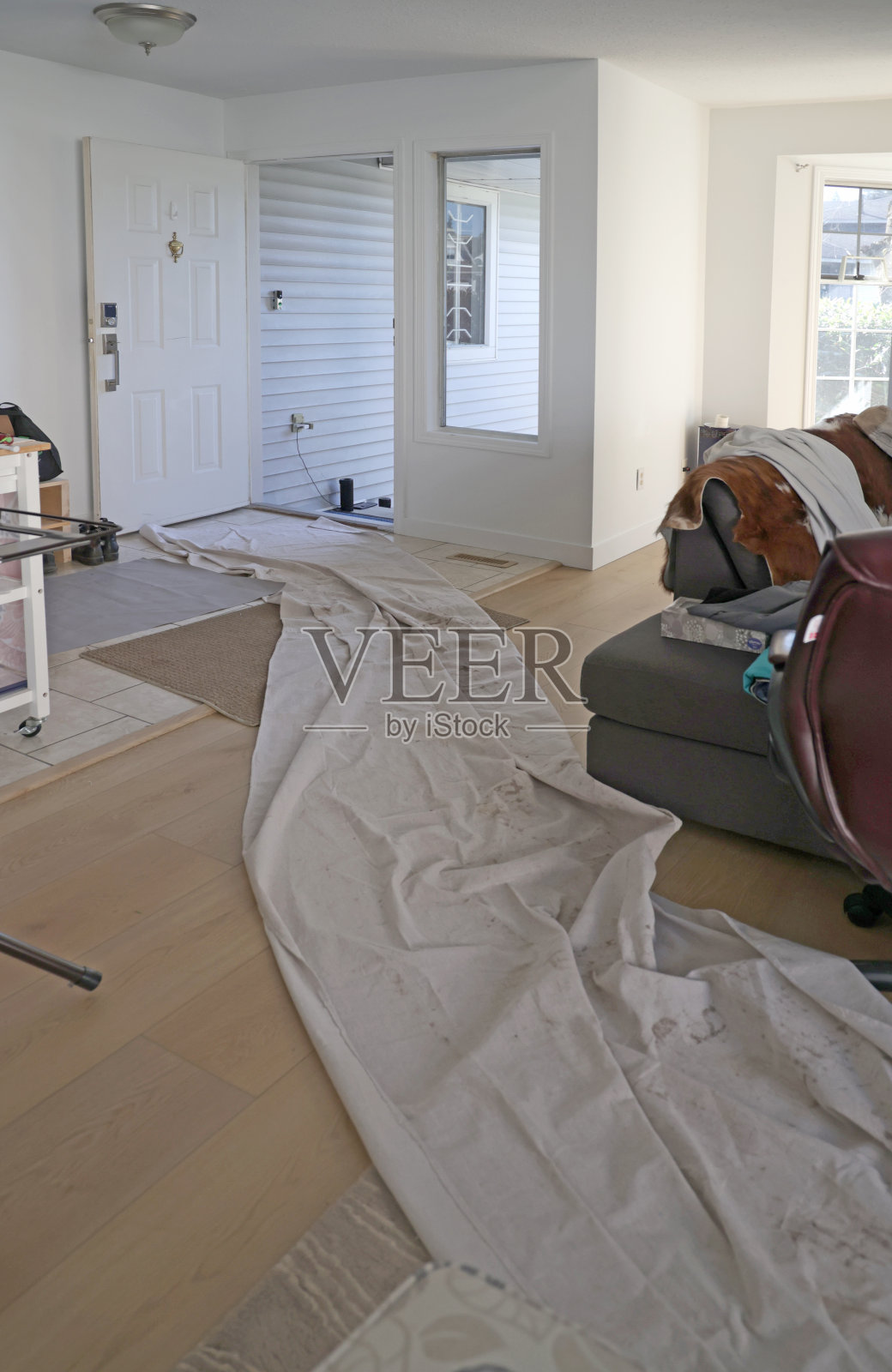 把布掉在加拿大房子的地板上照片摄影图片