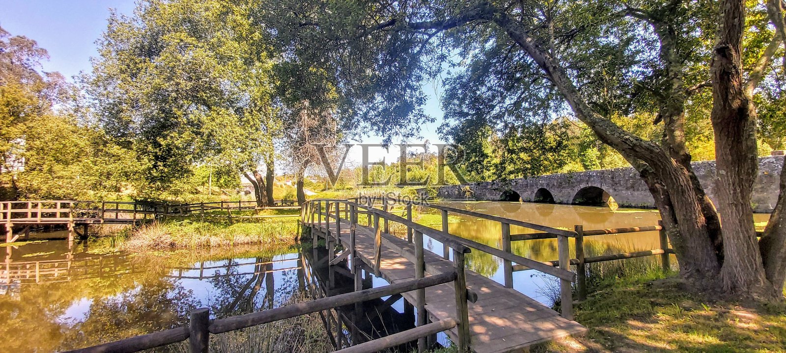 野餐公园与河流和旧桥和石头砌筑照片摄影图片