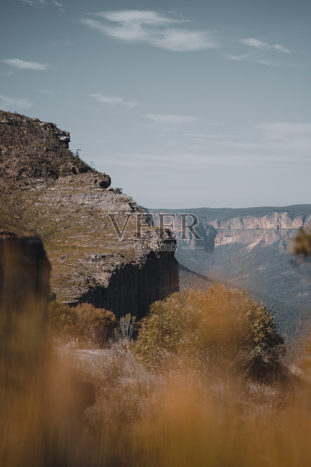 从新南威尔士州蓝山国家公园的墙壁瞭望台可以看到山谷对面的岩石面。照片摄影图片