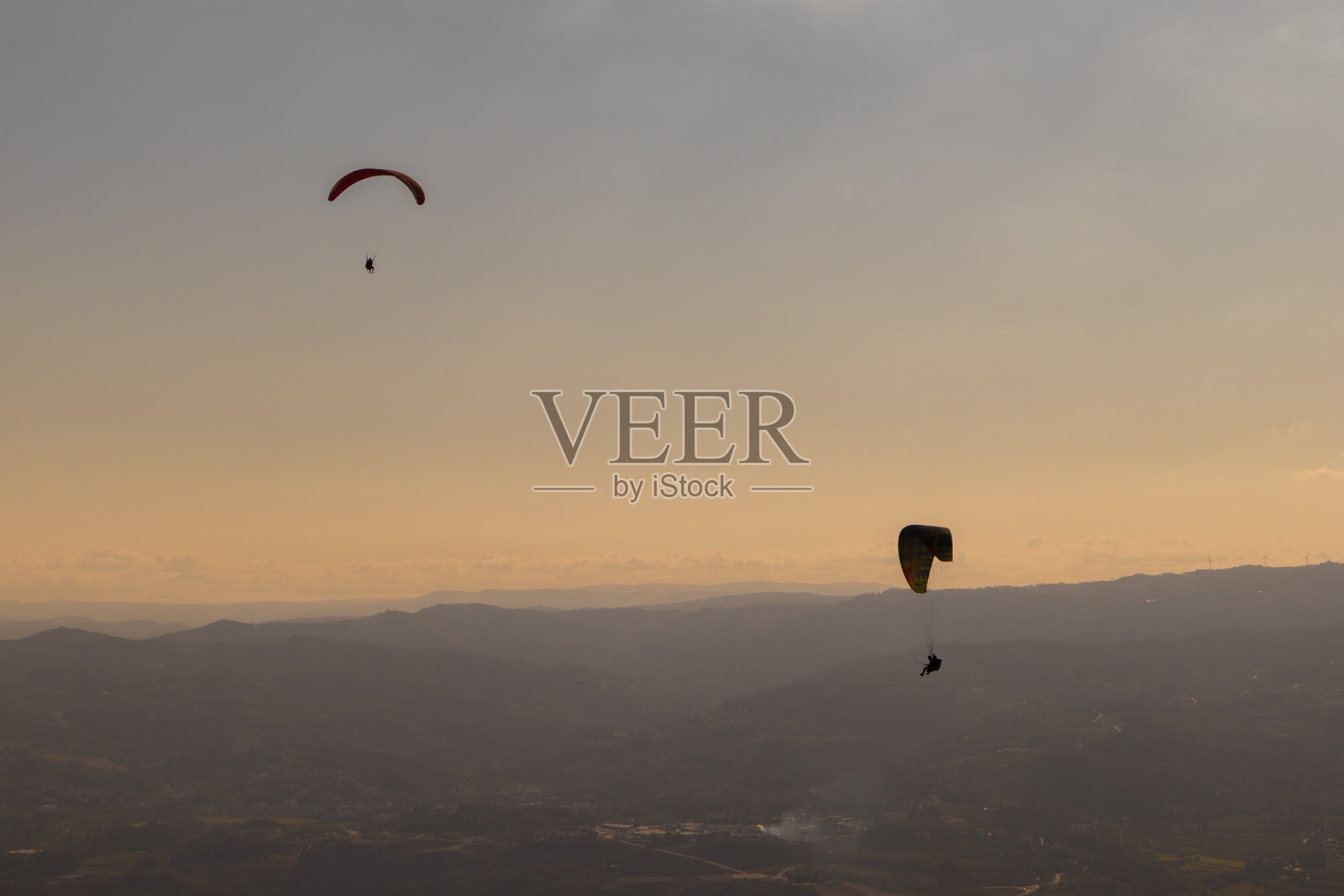 戏剧性的滑翔伞双人组合,美丽的风景照片摄影图片