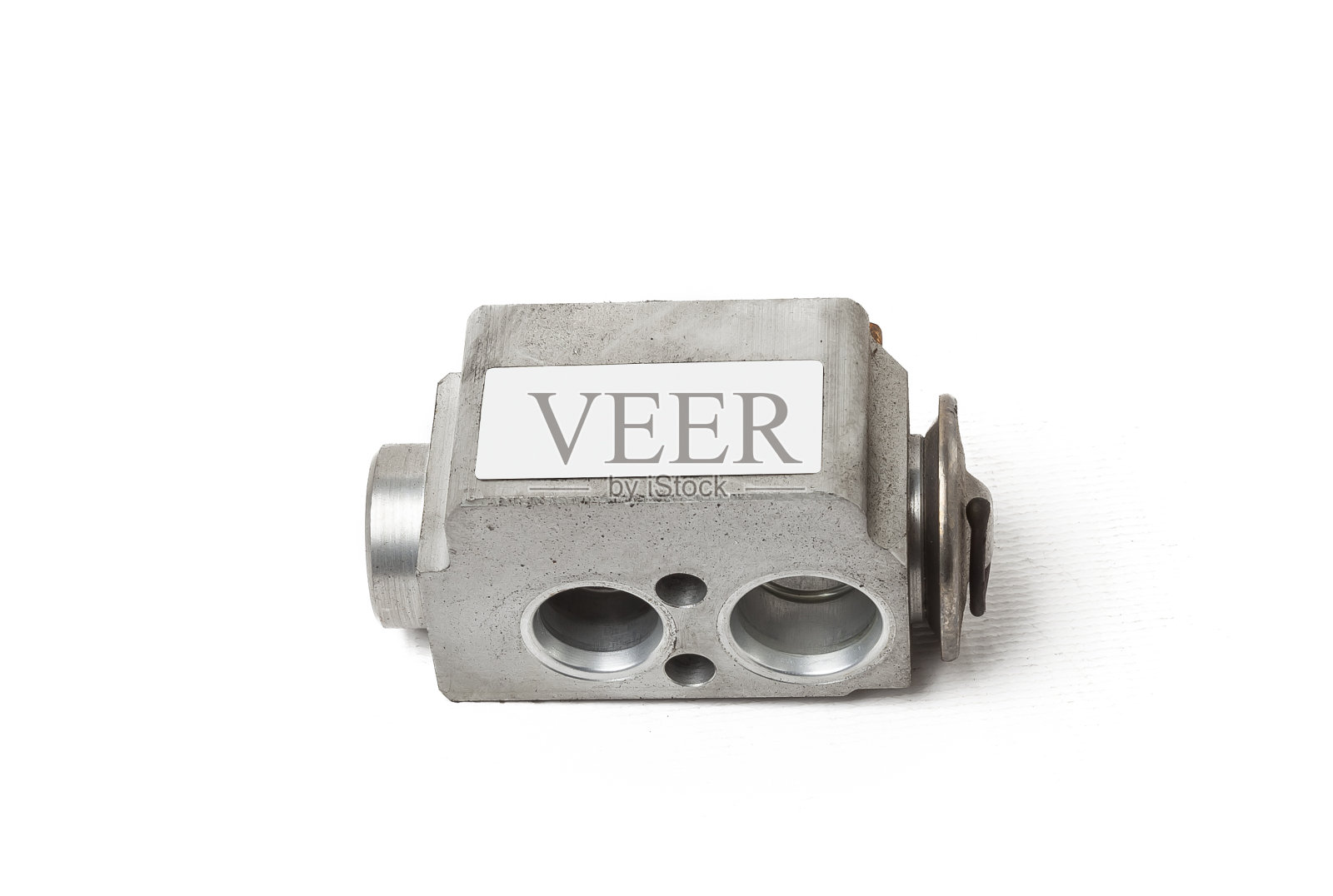 汽车空调调节阀用于调节气候控制系统中的压力,在白色隔离背景上。备件目录。照片摄影图片