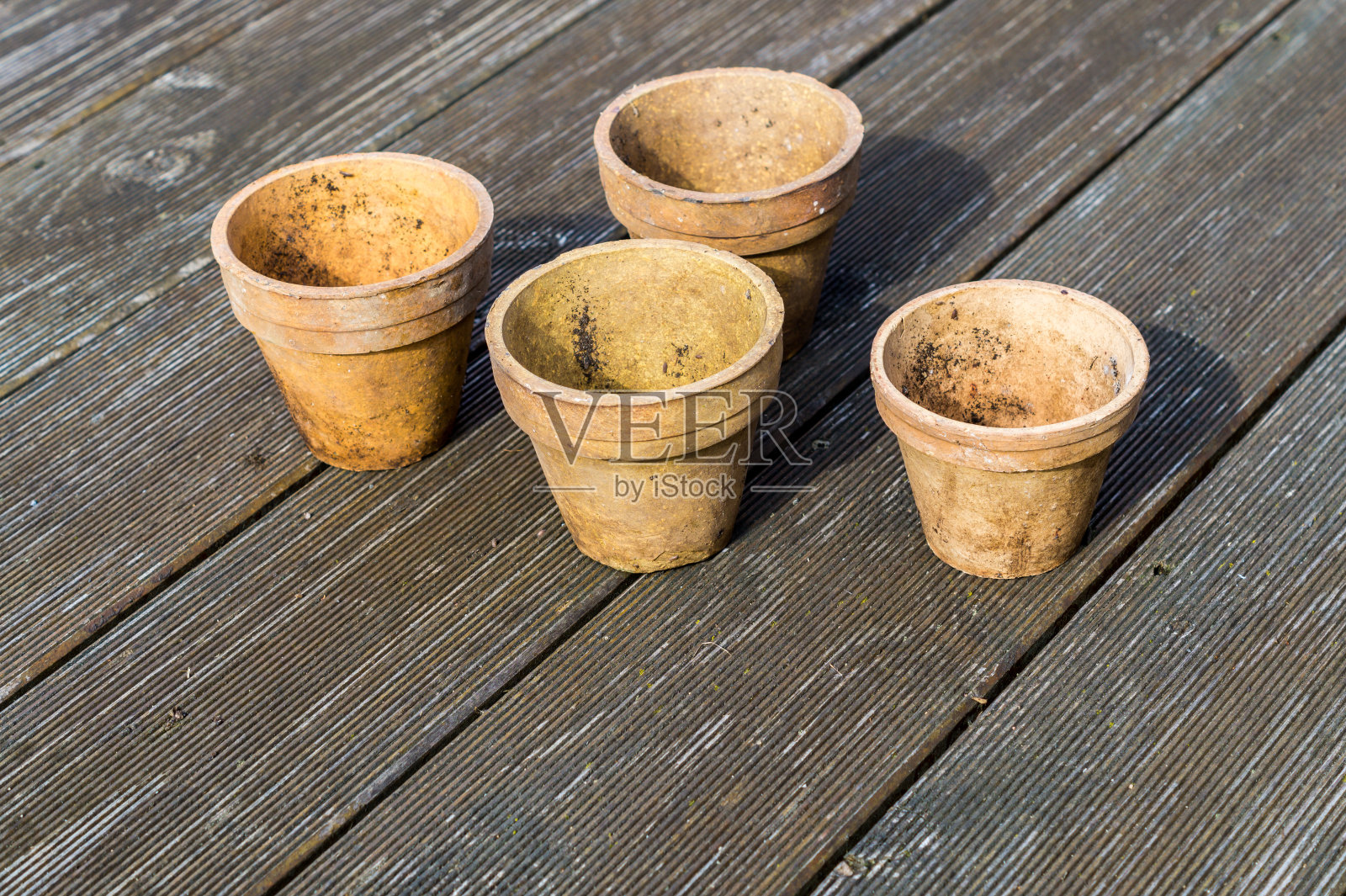 旧花盆在花园里照片摄影图片