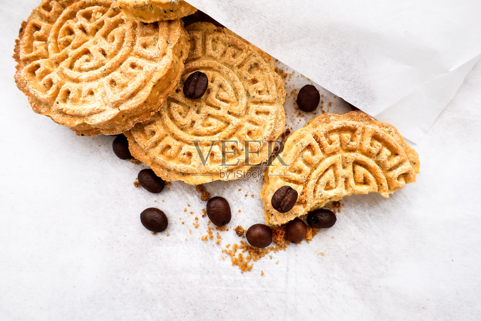 不含麸质的鹰嘴豆粉饼干,加上咖啡豆和肉桂,再循环的烘焙纸。做无面筋的甜蛋糕。有选择性的重点照片摄影图片