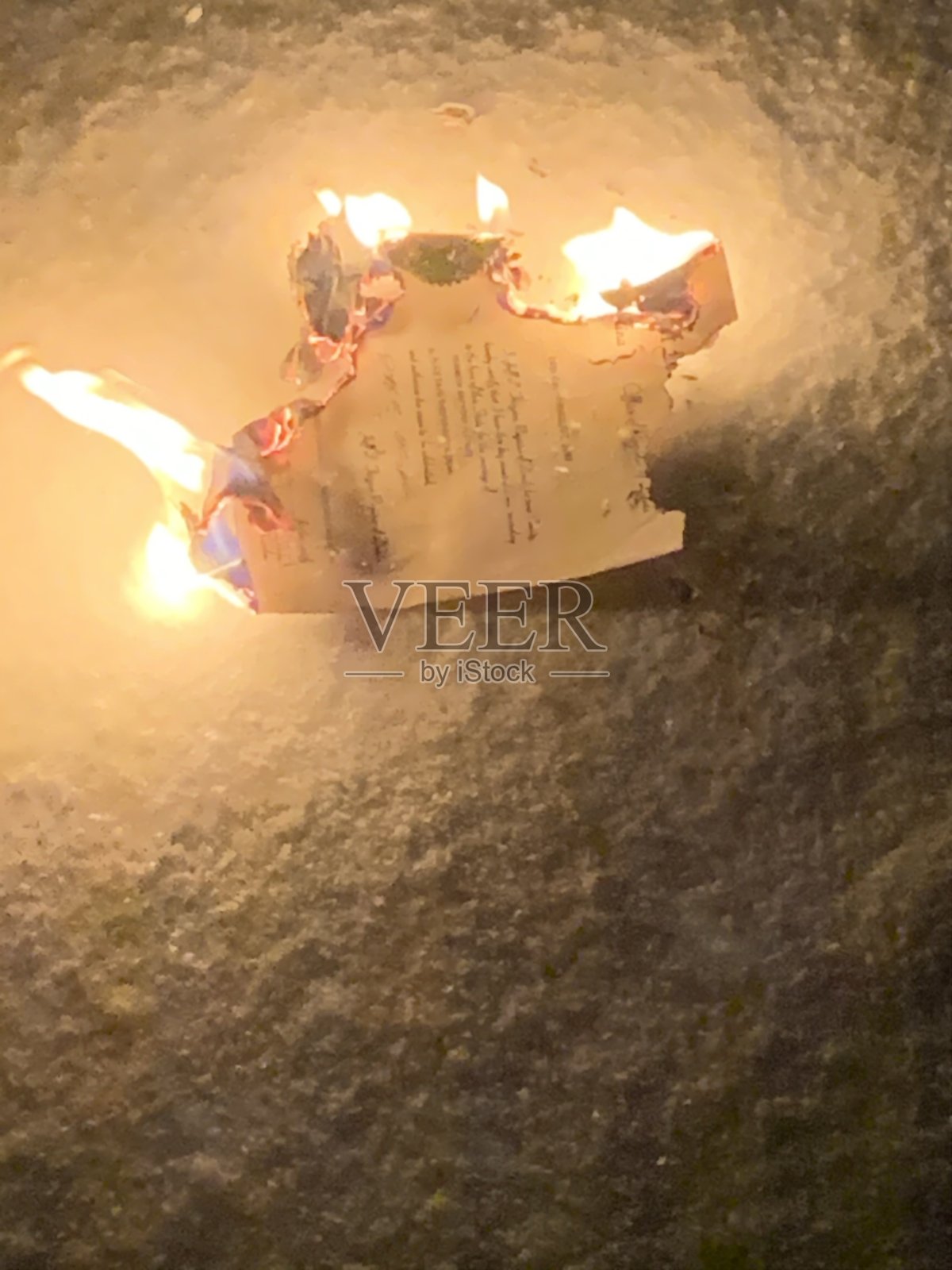 燃烧的结婚证书照片摄影图片