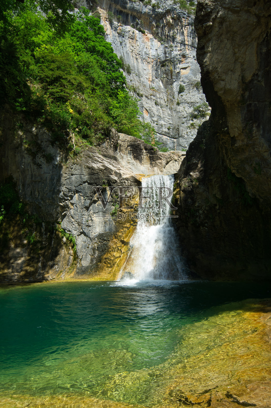 雄伟的隐藏瀑布在自然景观,位于阿拉贡比利牛斯山,韦斯卡,西班牙。照片摄影图片