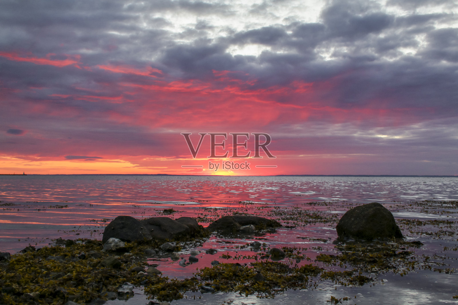 戏剧性的天空与石头照片摄影图片