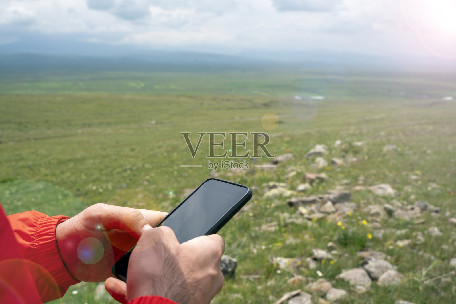 在大自然中,人类正在通过电话阅读新闻照片摄影图片