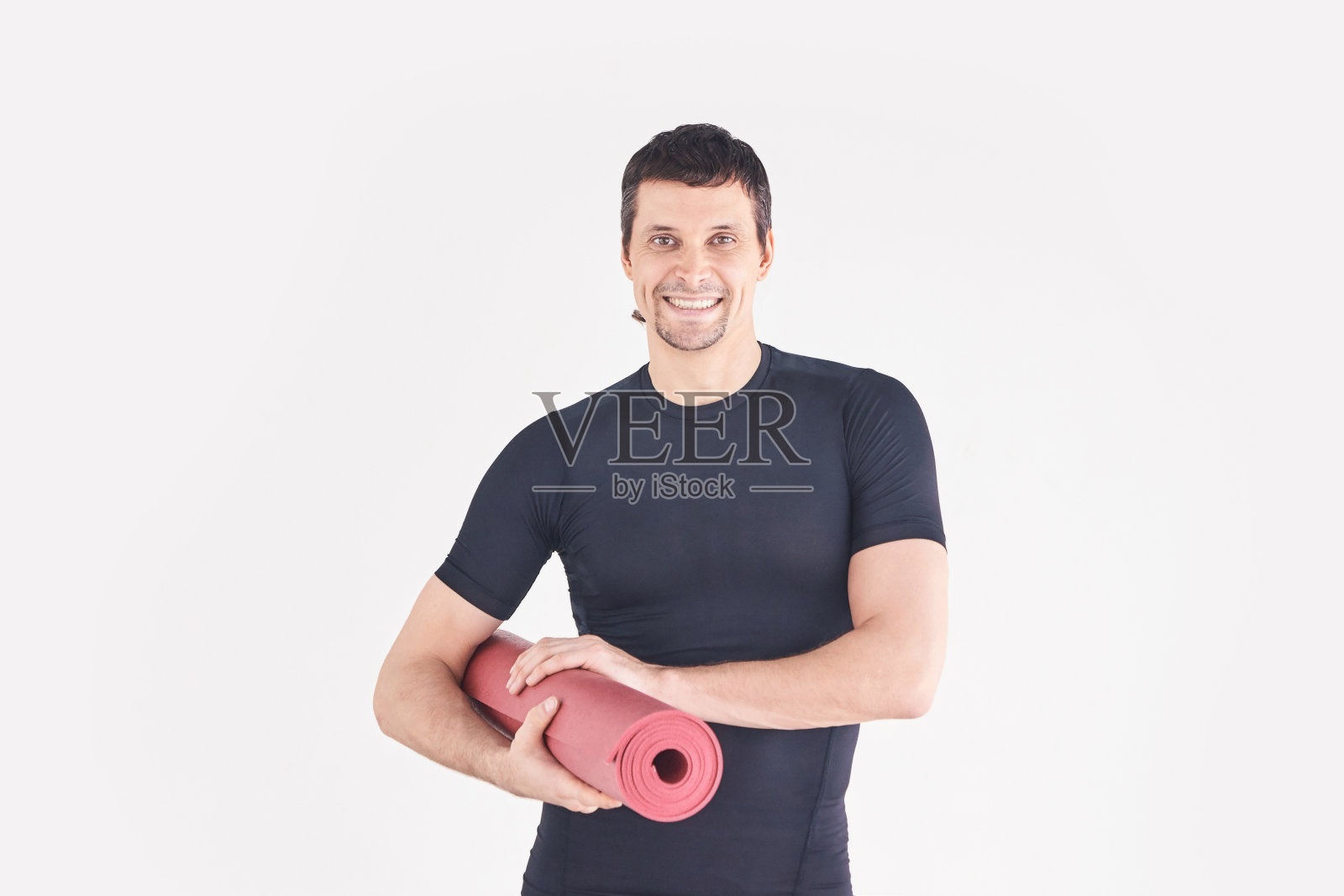 男性带瑜伽垫,班级锻炼。冥想在平静照片摄影图片