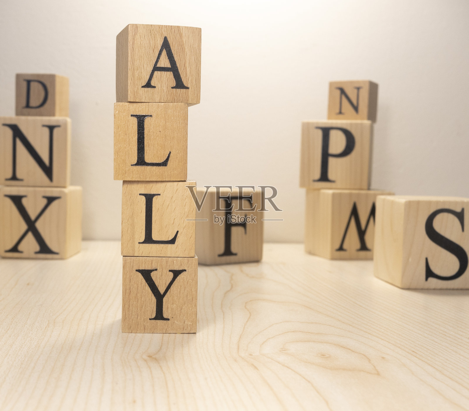 爱丽这个词来自木方。背景来自木制字母。照片摄影图片