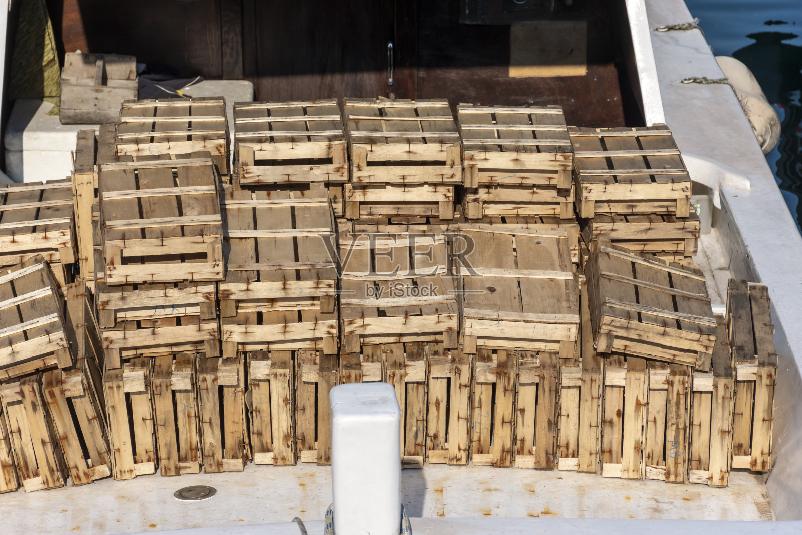 空木鱼箱立在船上照片摄影图片