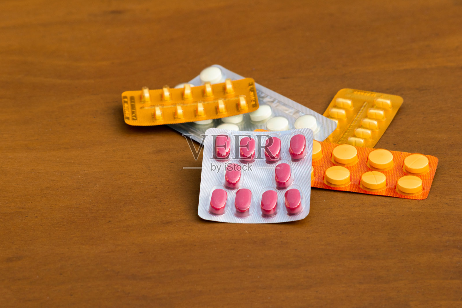 几个水泡包住了药照片摄影图片