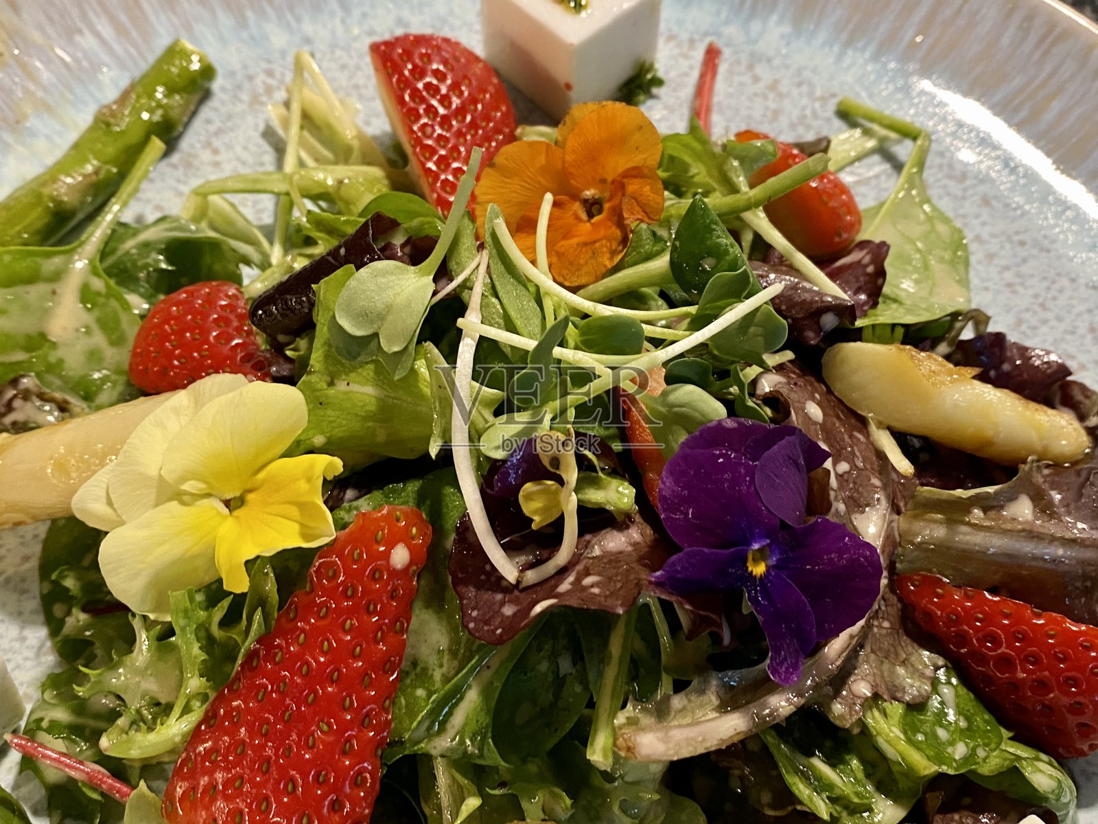 烤芦笋,草莓,嫩叶沙拉配腌制的羊乳酪照片摄影图片