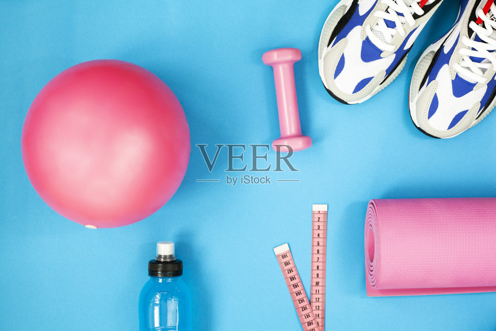 蓝色背景的运动器材。照片摄影图片