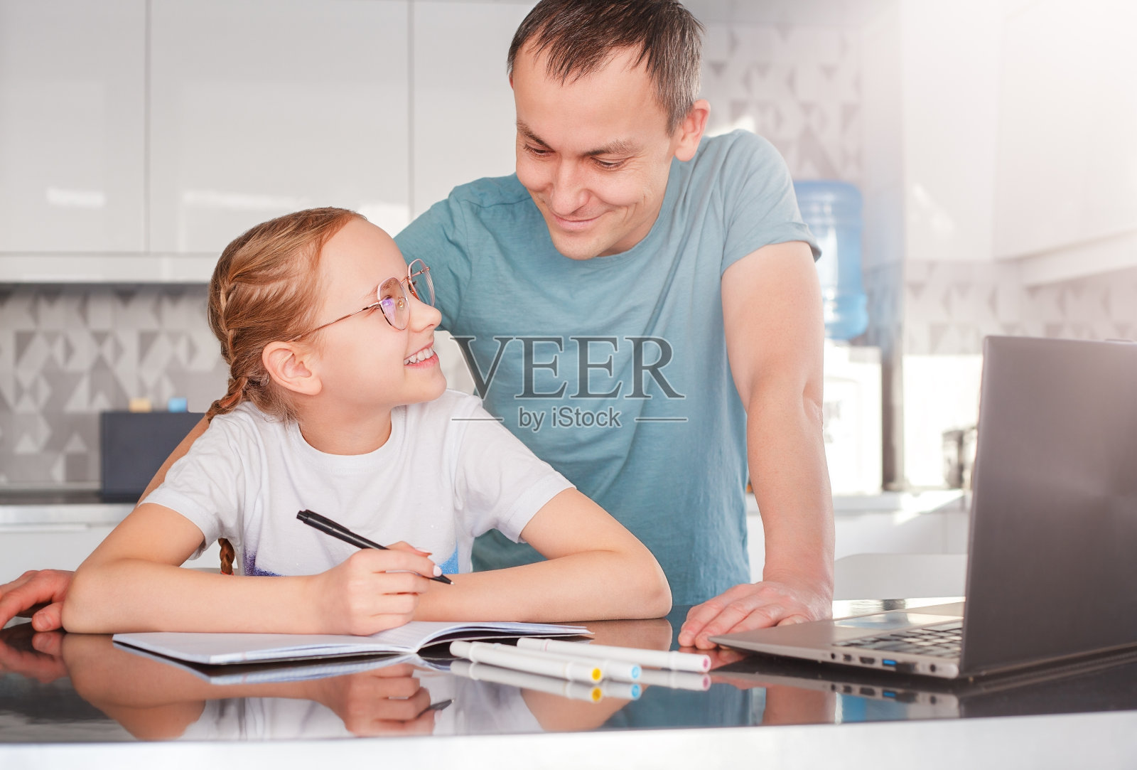 家庭教育照片摄影图片