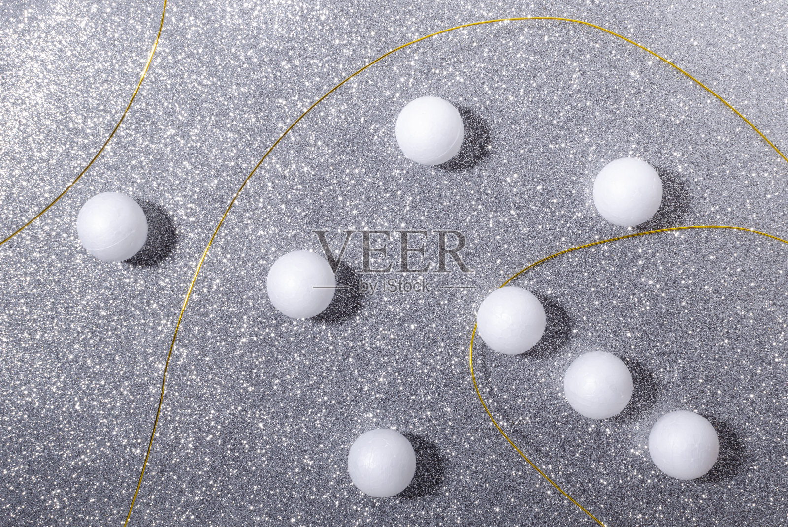 顶视图的白色球体和金色的电线在闪亮的银色背景。抽象的宇宙背景照片摄影图片