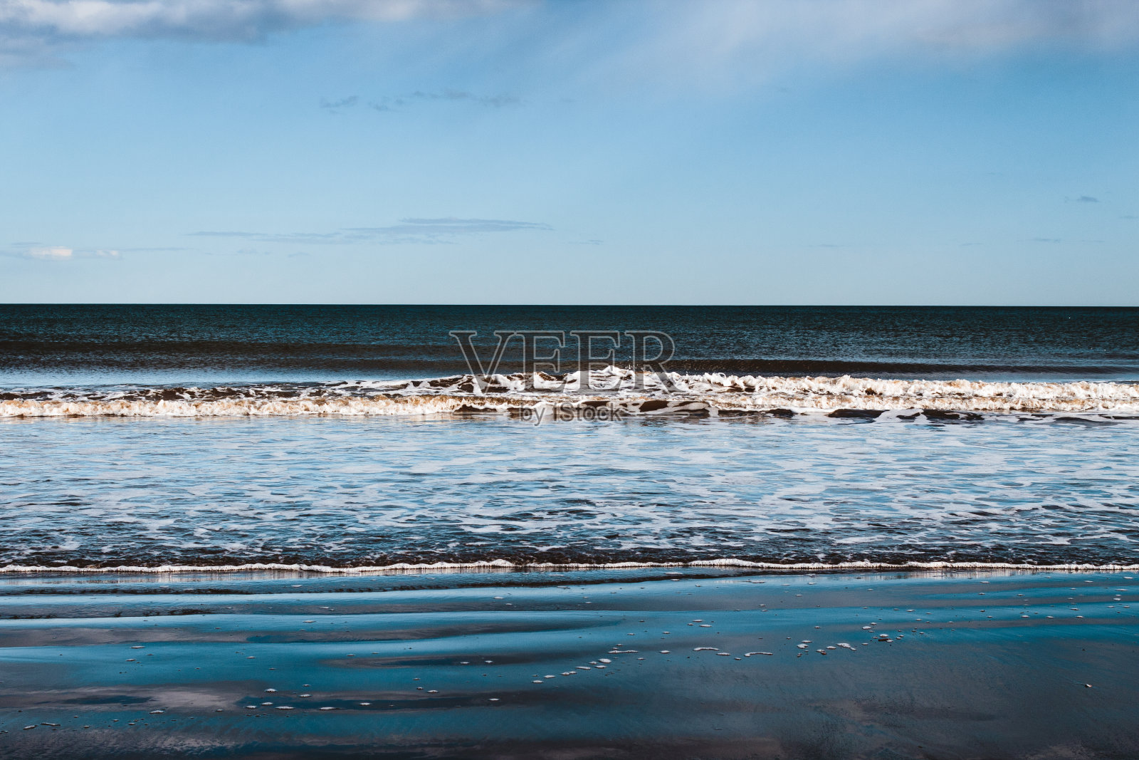 在一个阳光明媚的周末,在清新的空气中,在岸边冲浪。照片摄影图片