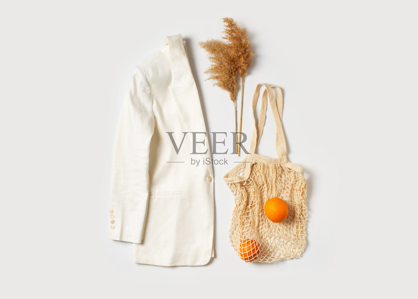 夏日时尚平板躺着白色夹克,照片摄影图片