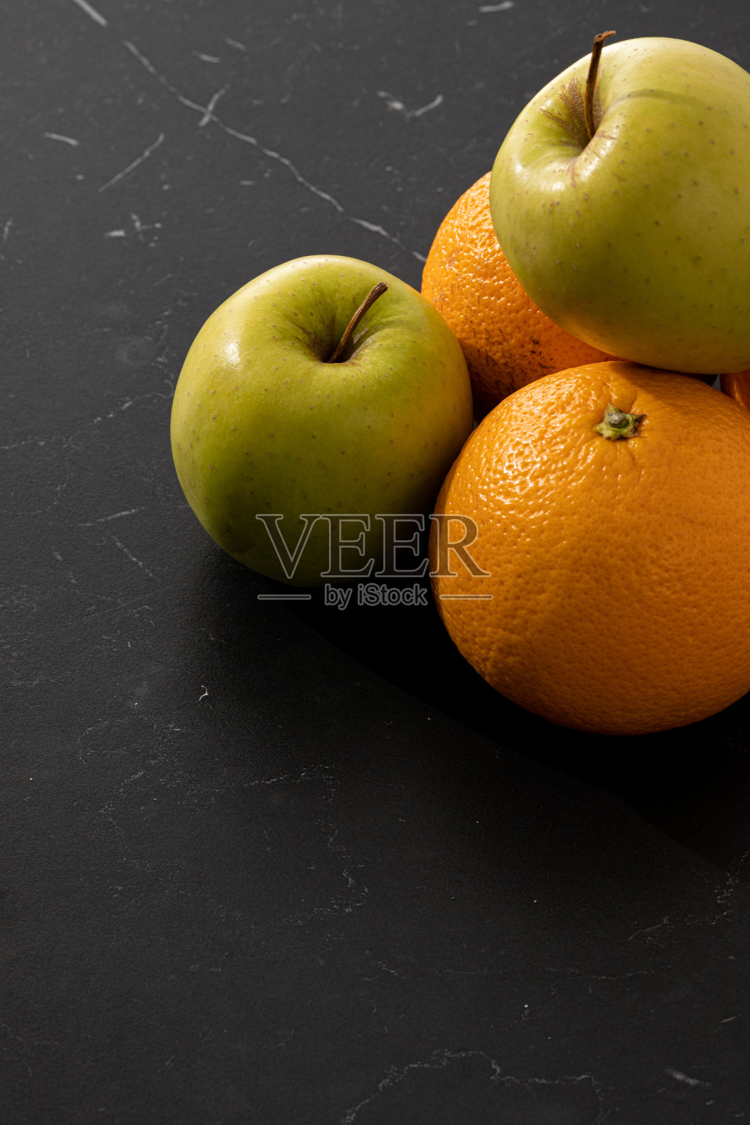 橙子和苹果在黑色的背景上,没有人照片摄影图片