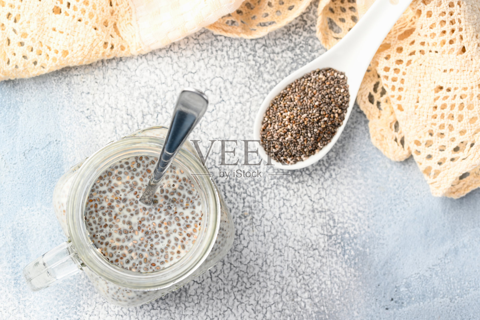 健康的奇亚布丁椰奶和生奇亚种子照片摄影图片