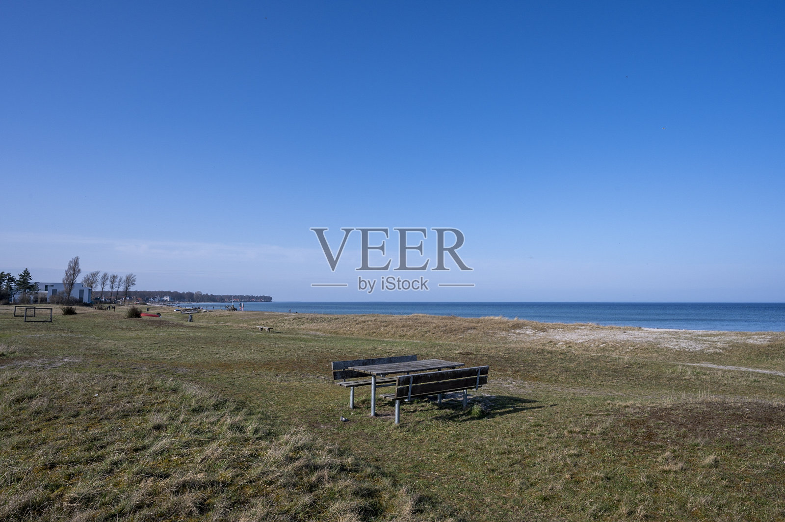 有阳光和水的海滩边的春天照片摄影图片