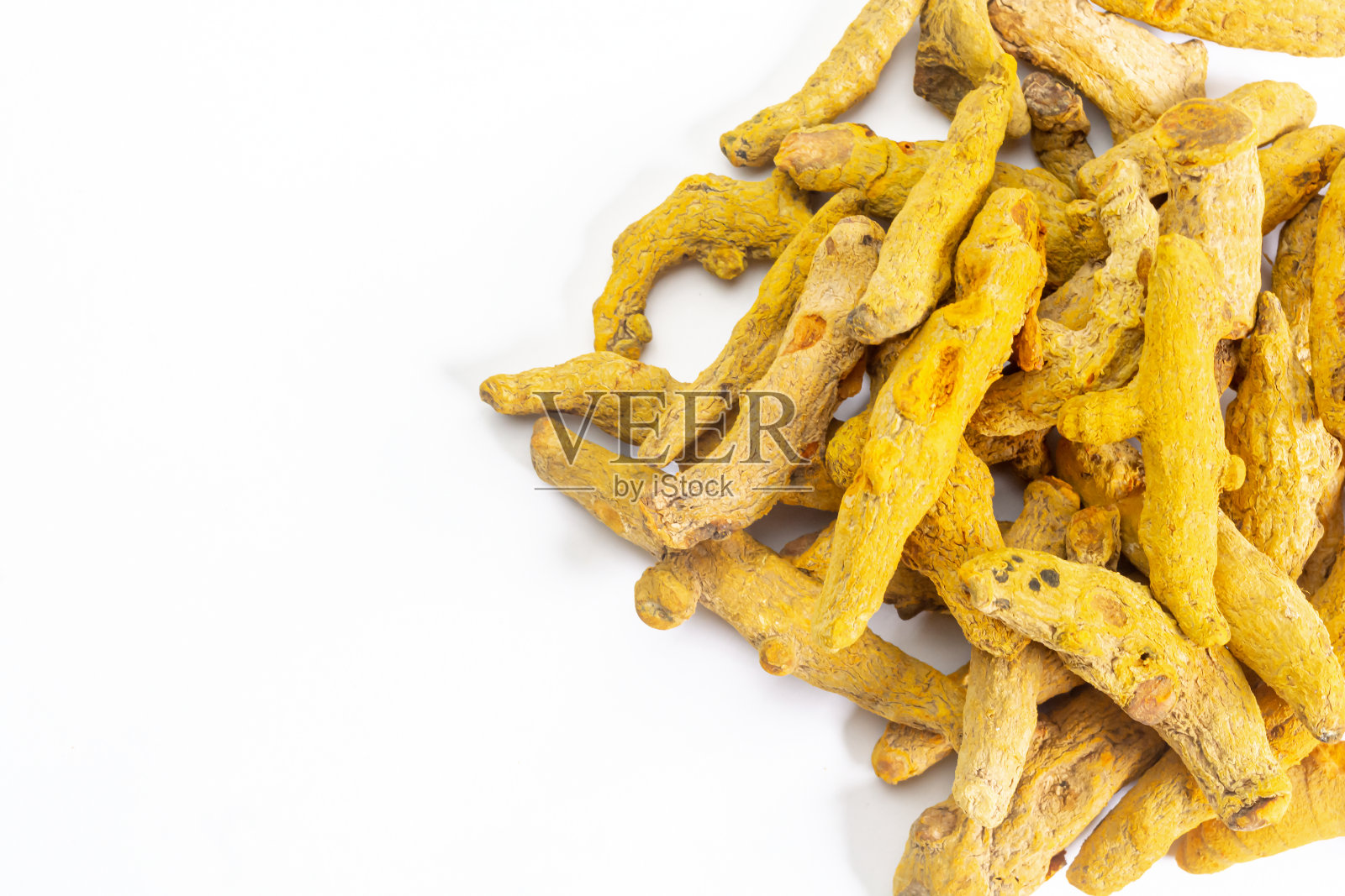 在白色孤立背景上的干姜黄或白生姜根。照片摄影图片