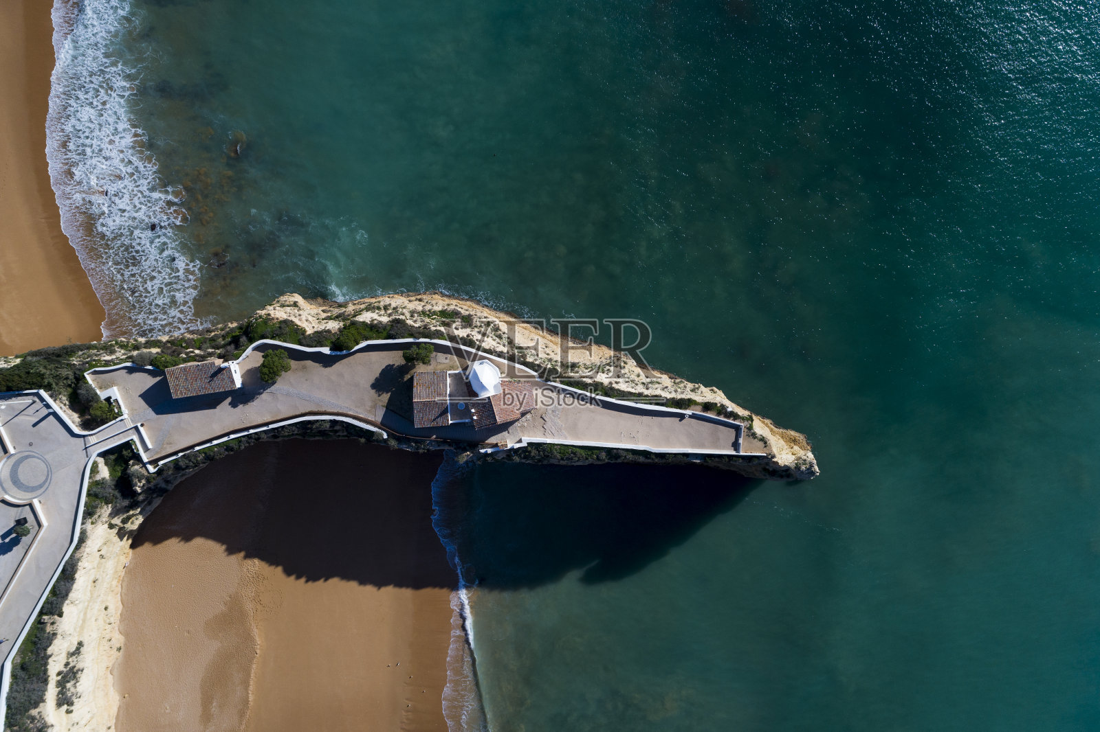 无人机拍摄的美丽的Praia da Senhora da Rocha照片摄影图片