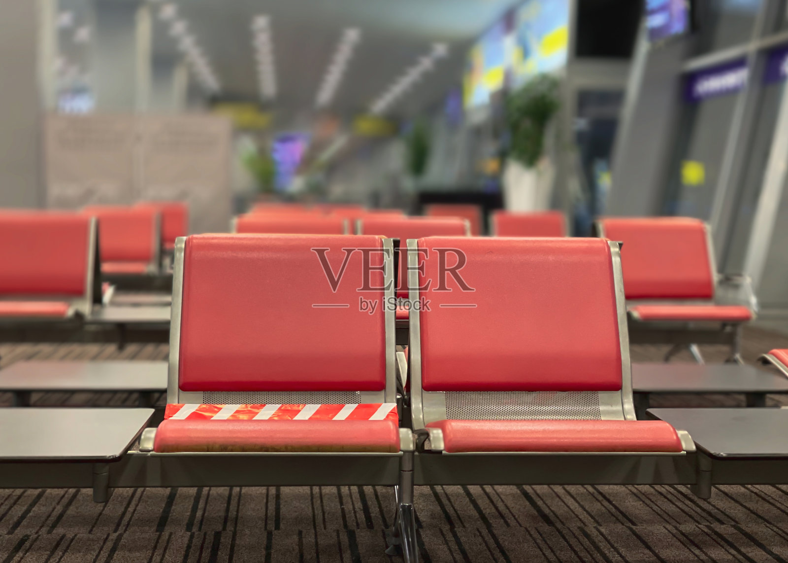 候机室机场座位的特写。旅游和旅游概念。照片摄影图片