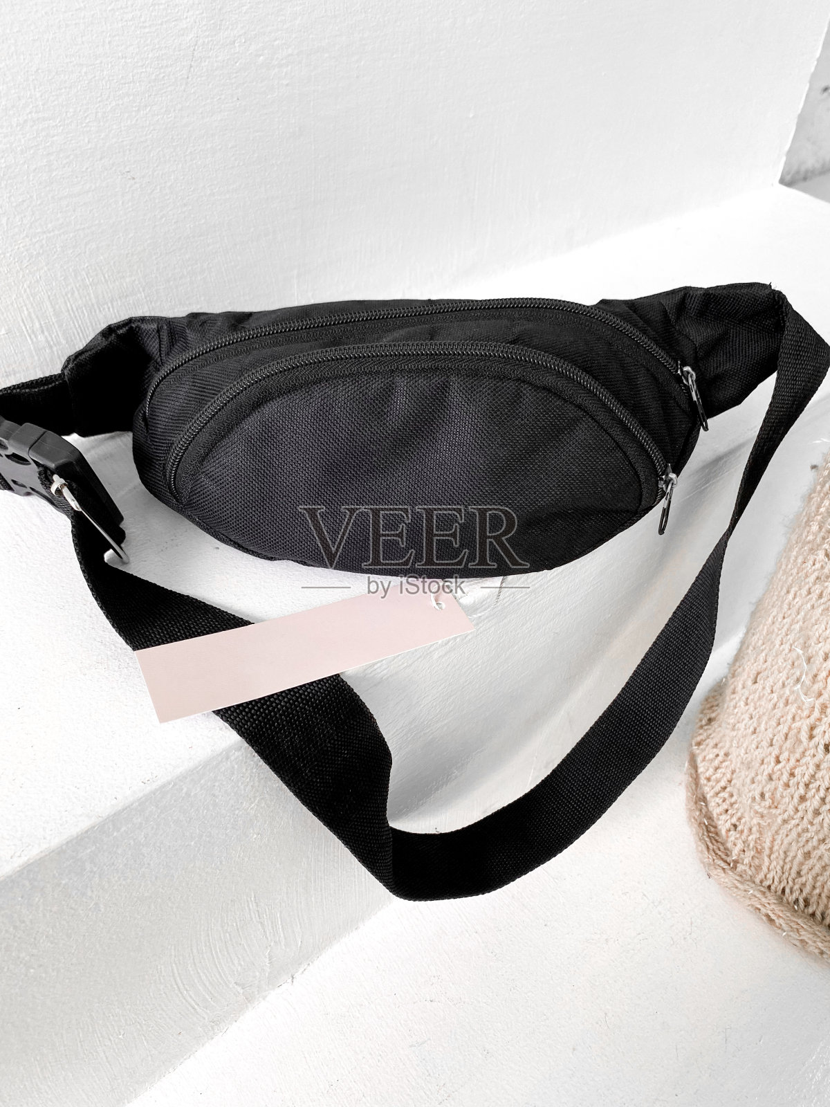 新的黑色吊带或臀部袋与空白标签照片摄影图片