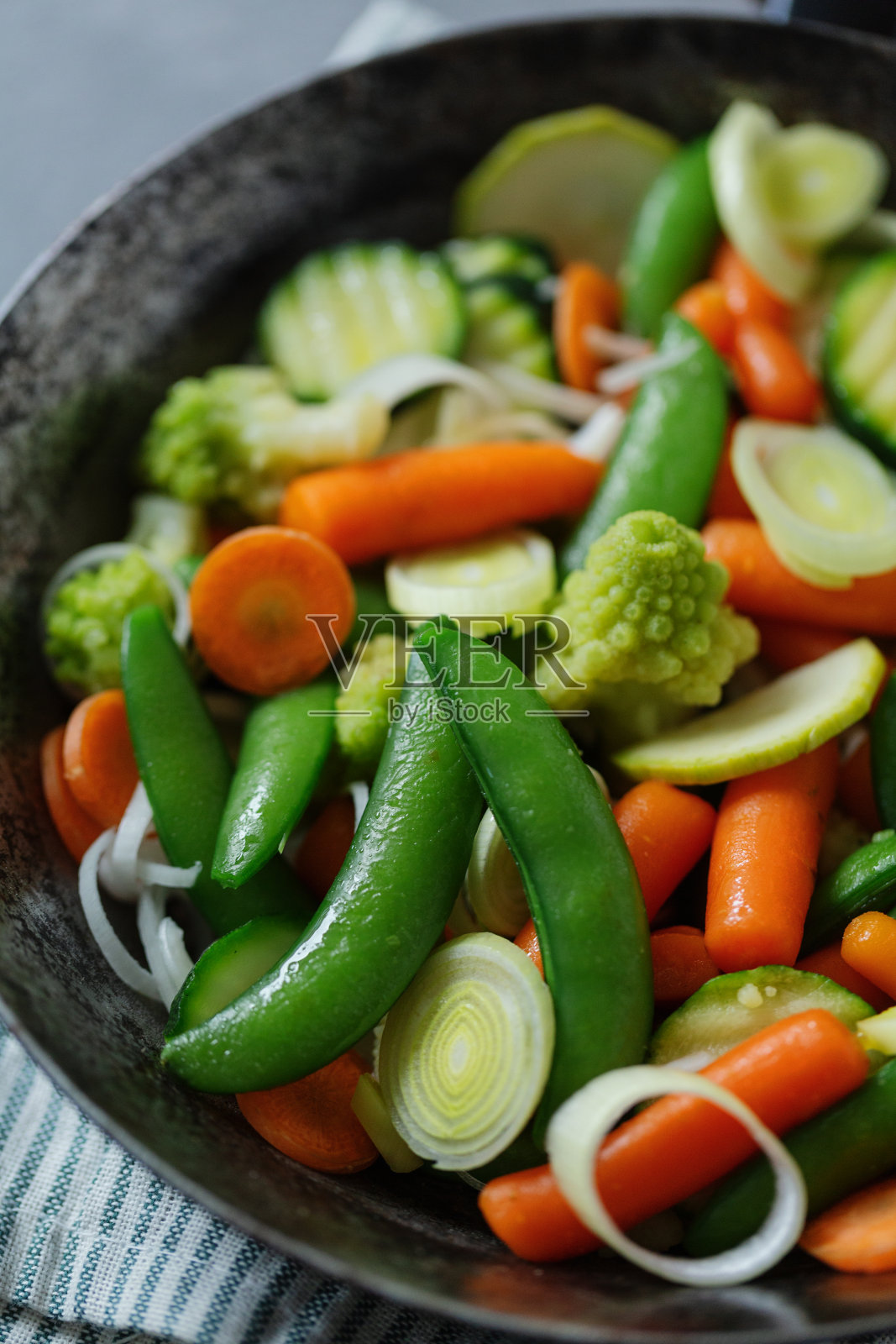 素菜放在平底锅上煎或准备在桌上烹饪。照片摄影图片
