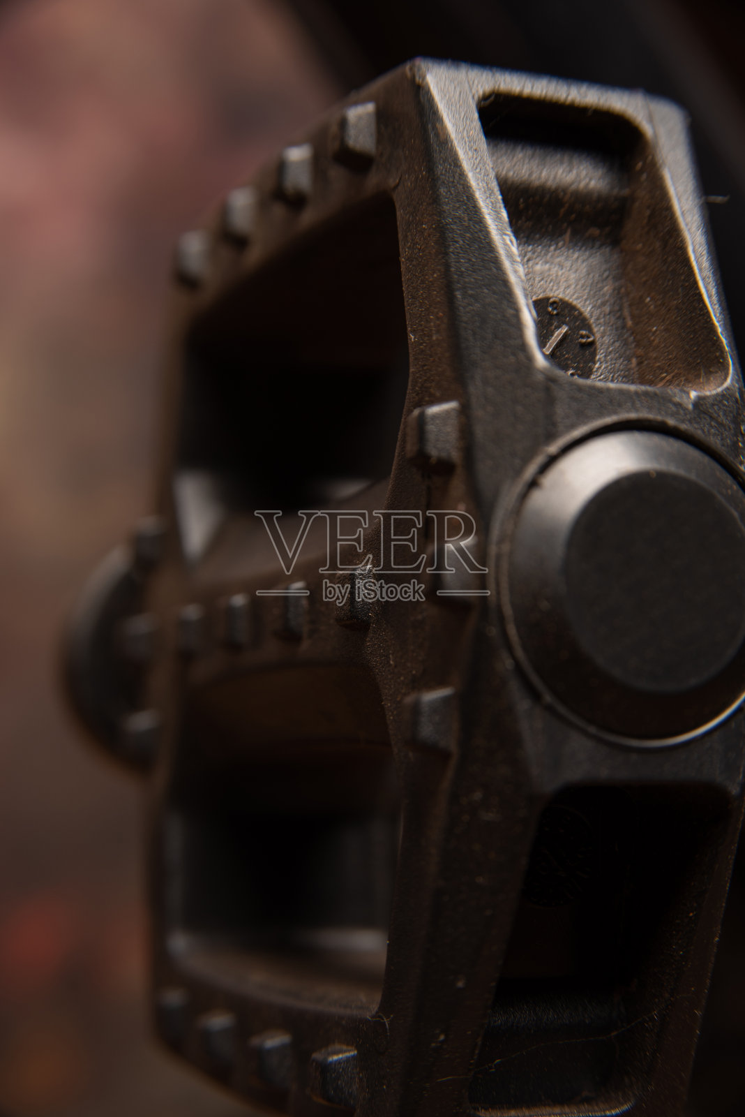 自行车细节,踏板细节,黑色抽象背景,选择性焦点。照片摄影图片