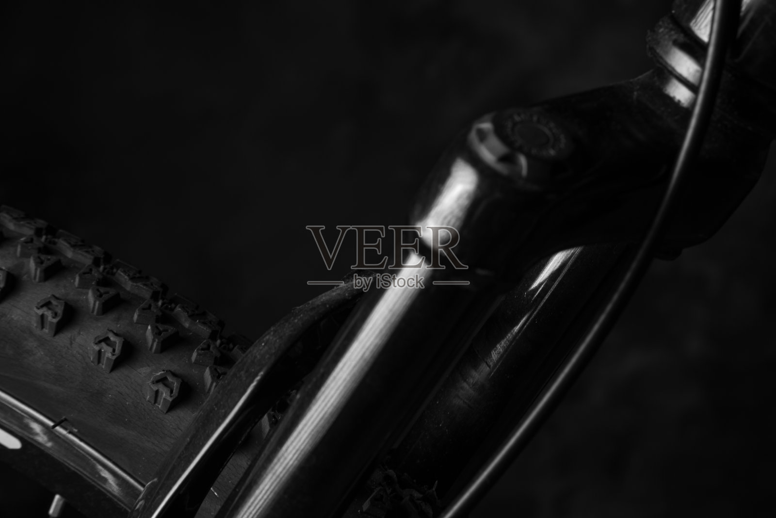 自行车细节,轮胎和轮辋细节,黑色抽象背景,选择性焦点。照片摄影图片