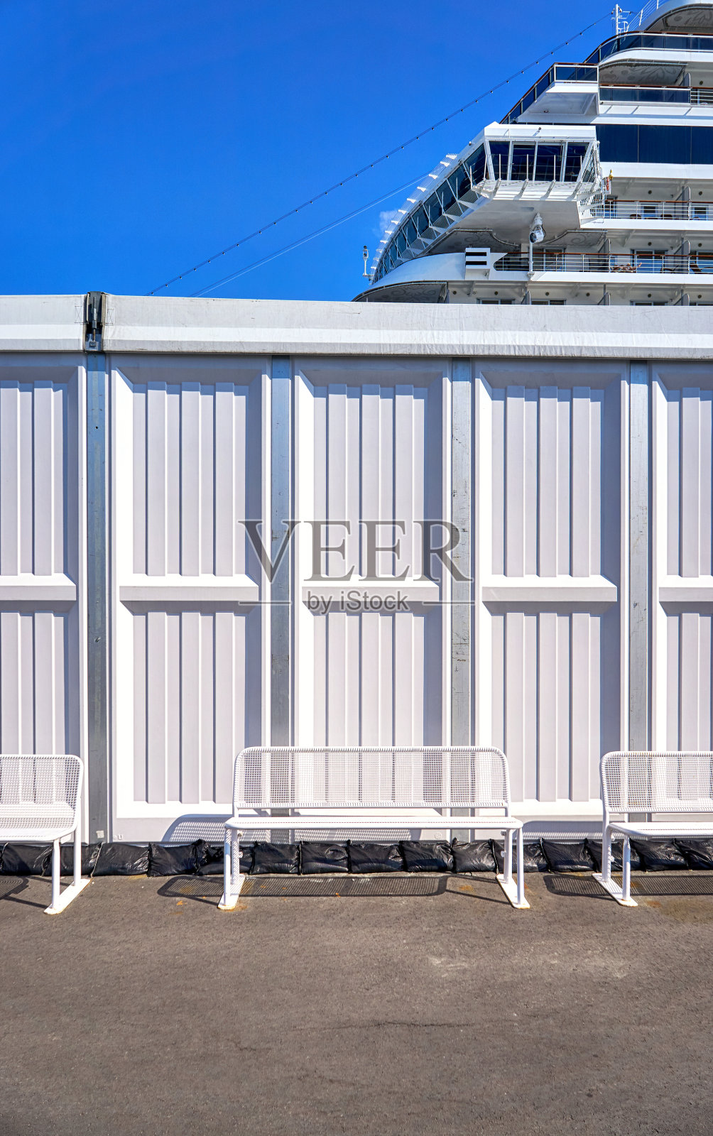 白色的登记大厅,背景是一艘游轮。照片摄影图片