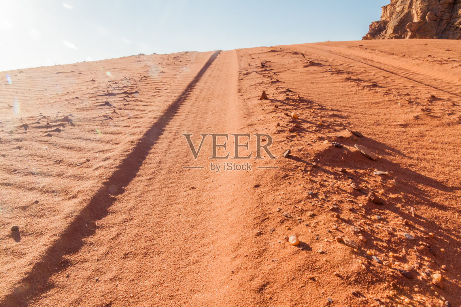 约德瓦迪拉姆沙漠沙丘上的轮胎印照片摄影图片