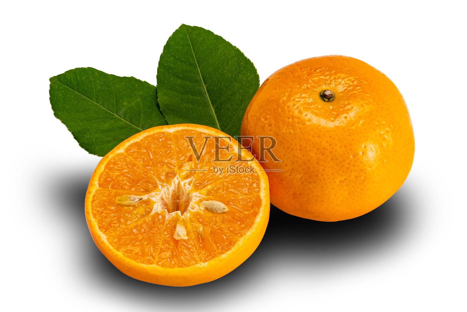 高角度的橘子或柑橘网一个完整的半与叶在白色的背景。照片摄影图片