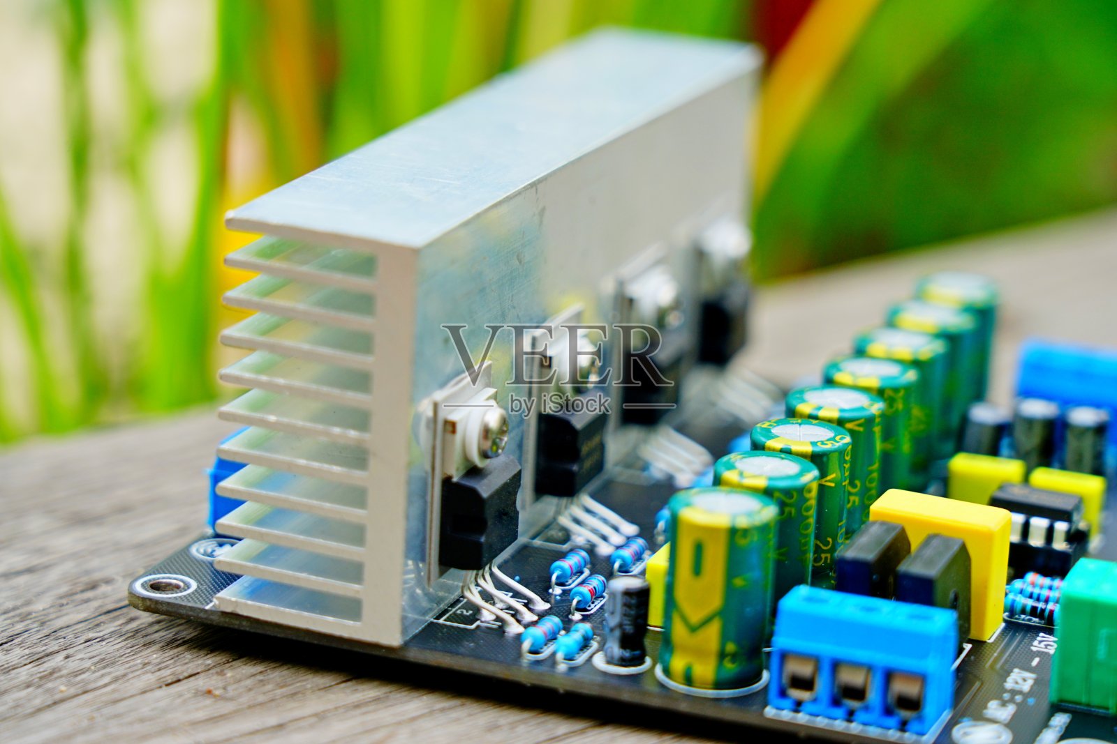 带有IC驱动的音频放大电路板照片摄影图片