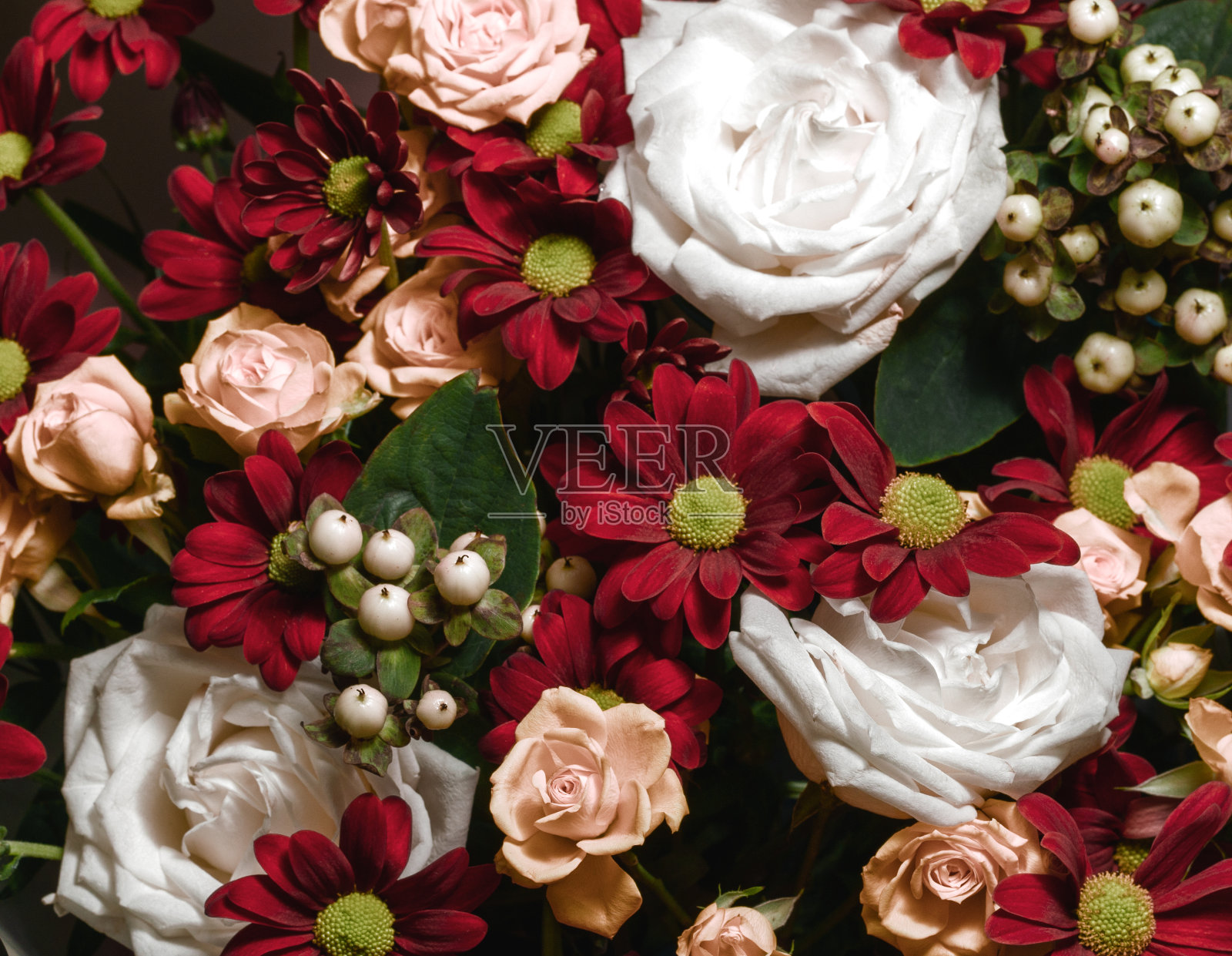 一束美丽的鲜花,包括玫瑰。花的背景。假期的明信片照片摄影图片