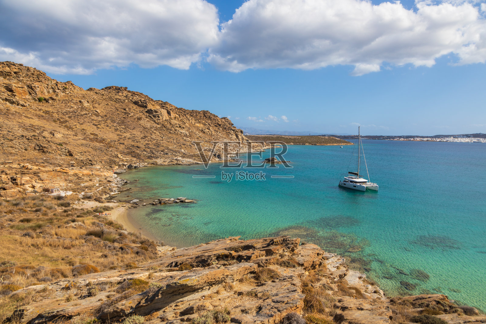 Monasteri海滩的岩石海岸。帕罗斯岛岛,希腊。照片摄影图片