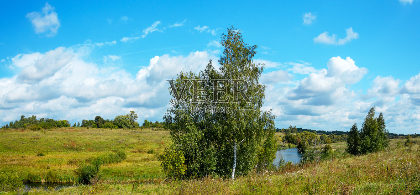 夏日阳光明媚的乡村景观,有小河和农田照片摄影图片
