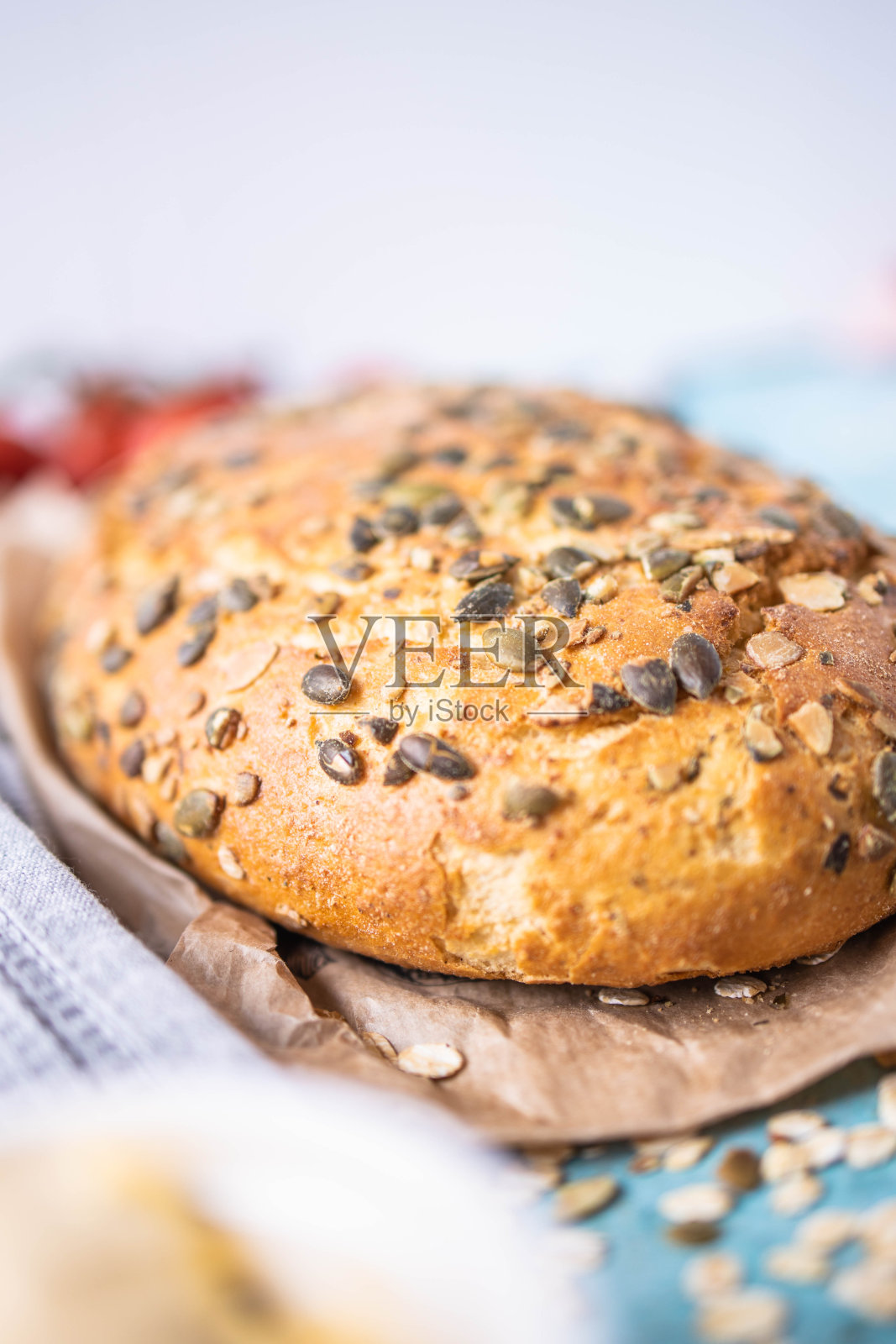 酸面包,黄油和西红柿照片摄影图片