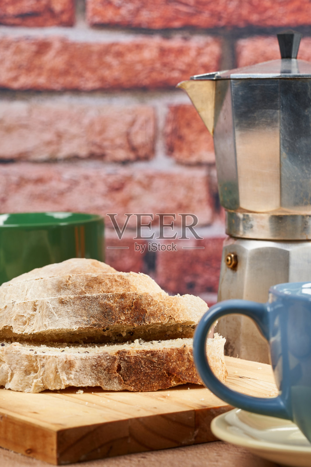 餐桌上有美味的自制面包照片摄影图片