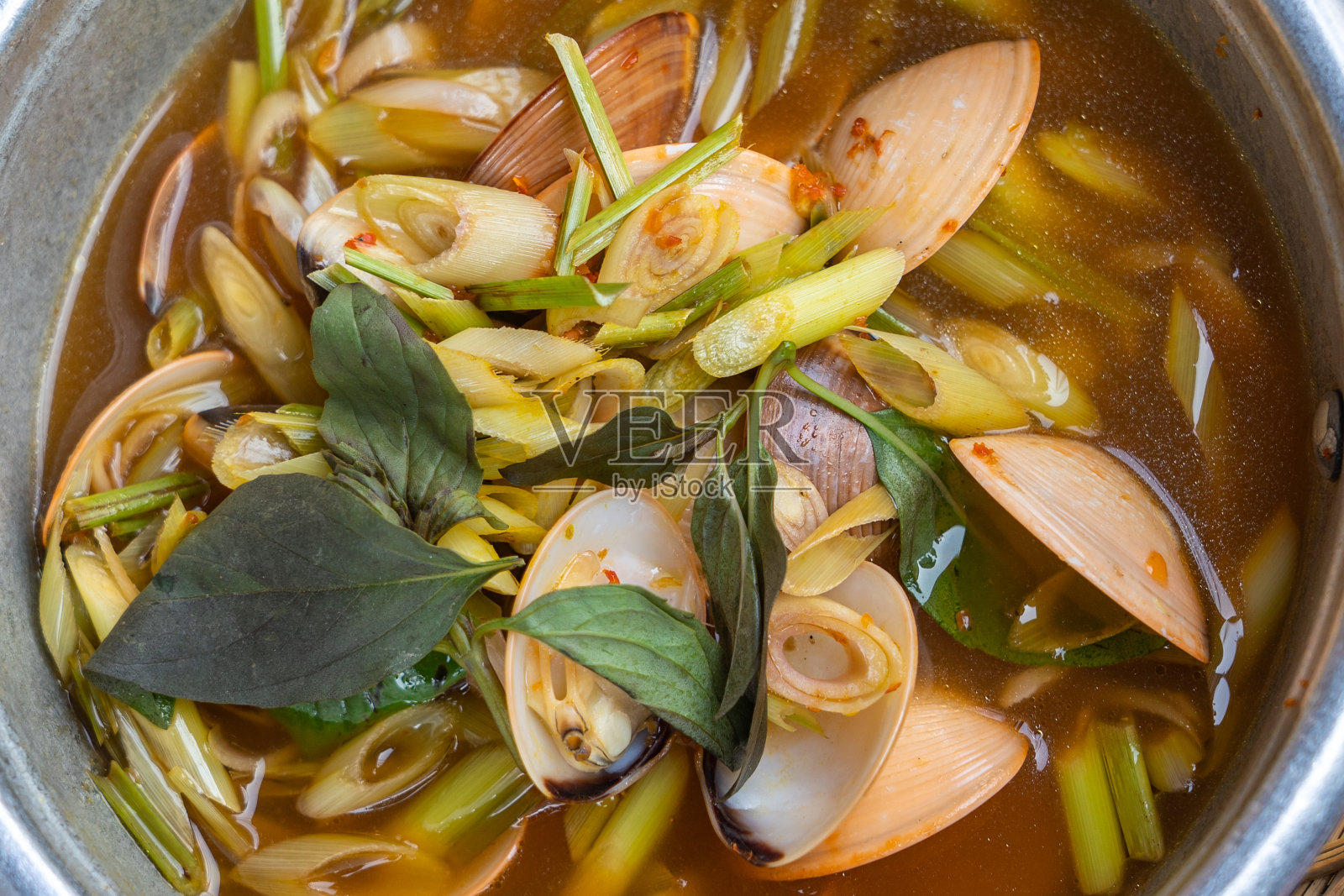 香辣蛤蜊配香茅和辣椒-越南街头小吃照片摄影图片