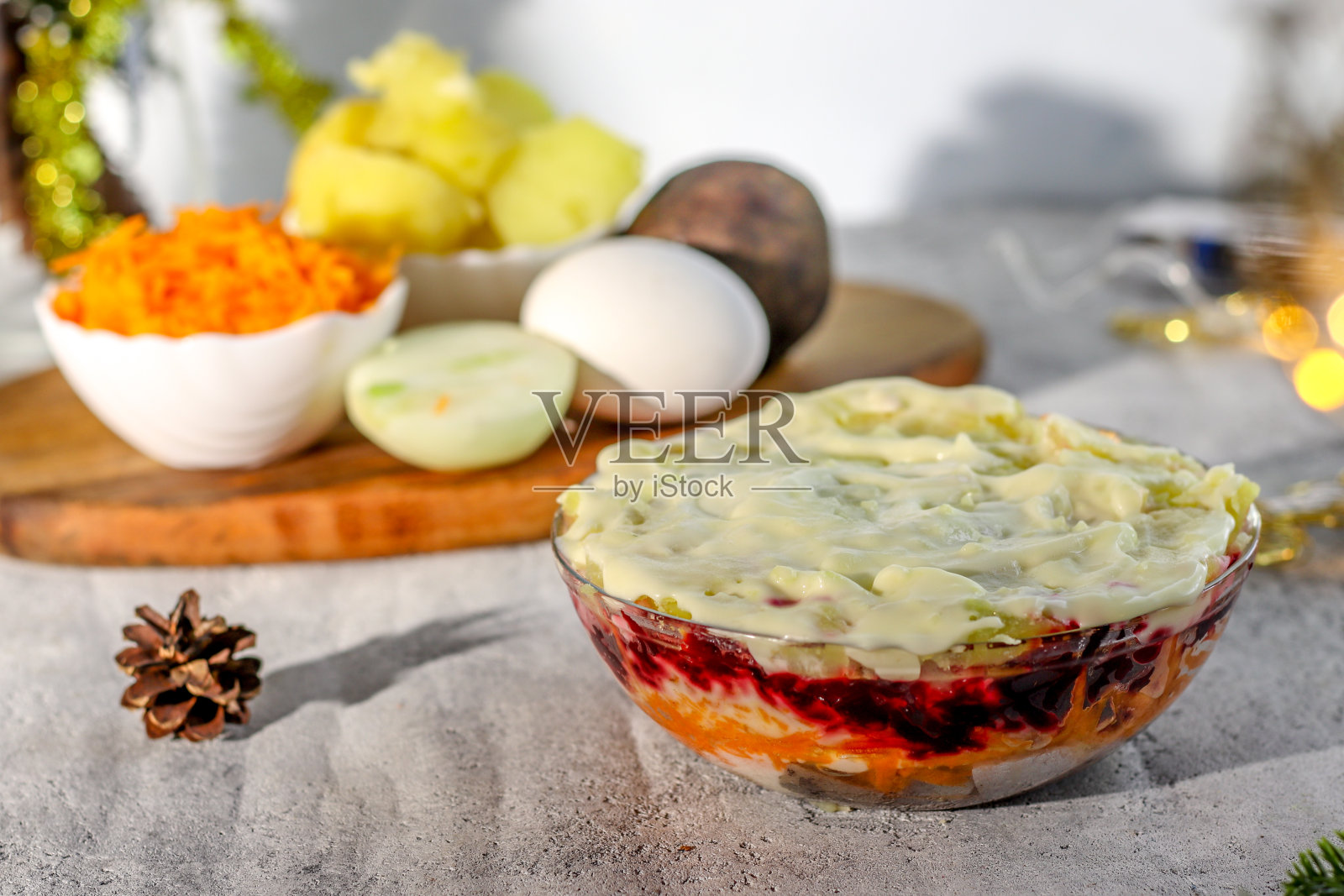 披着毛皮大衣的鲱鱼沙拉,这是一道传统的俄罗斯新年菜肴照片摄影图片