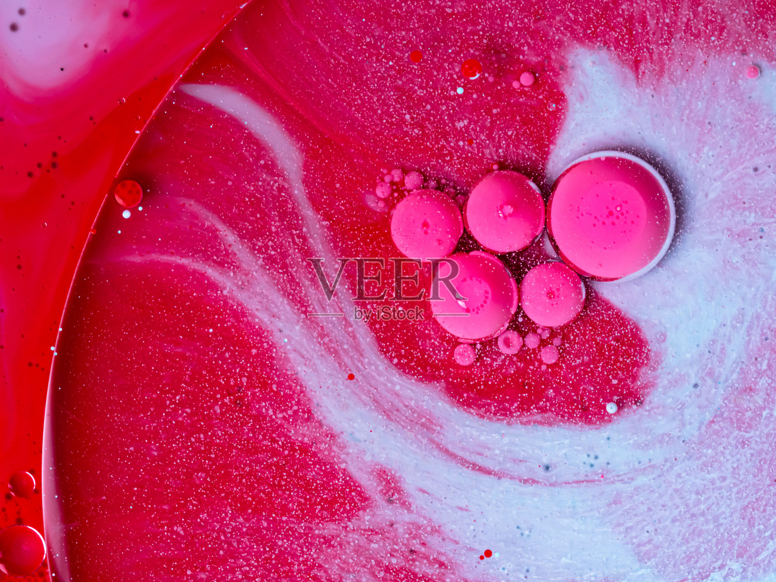 美丽的宇宙油彩。色彩鲜艳的泡泡闪闪发光。抽象丙烯液体绘画纹理。宏观背景壁纸。油墨丙烯酸涂料蔓延爆炸爆炸银河照片摄影图片