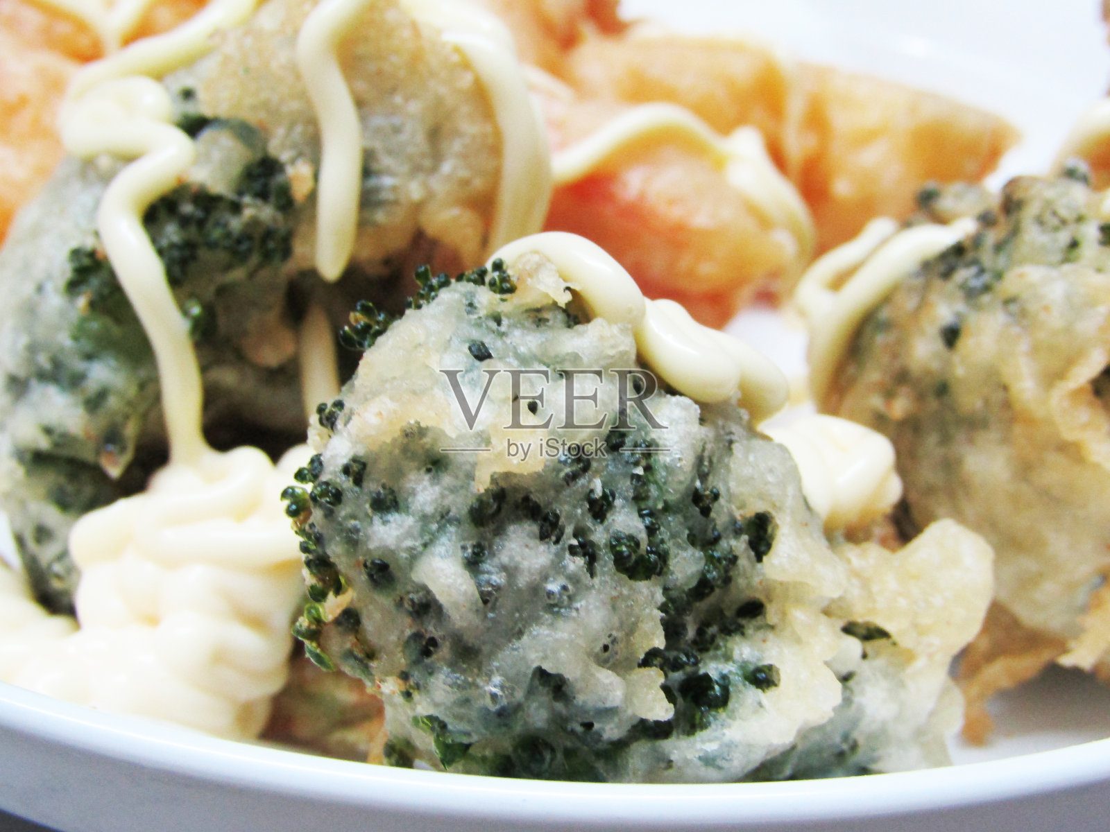 脆脆油炸日本西兰花天妇罗酱接近2021照片摄影图片