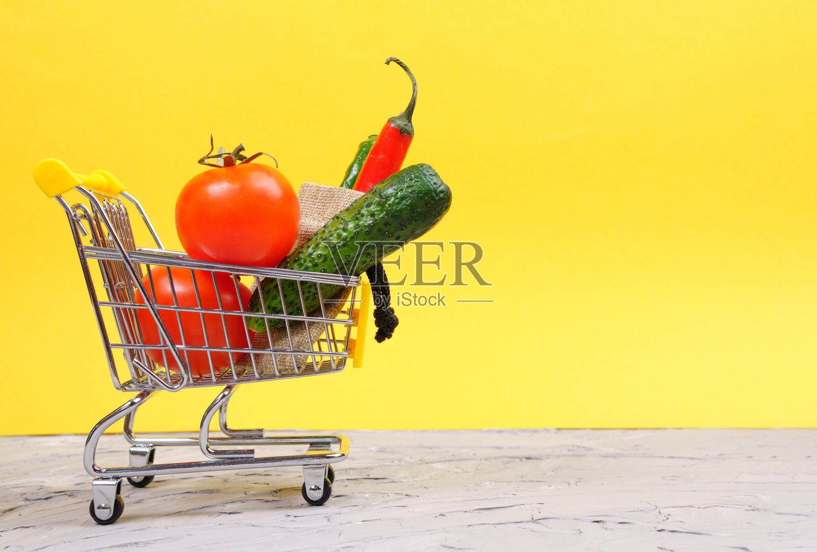 蔬菜和水果放在迷你购物车里。健康饮食。copyspace照片摄影图片