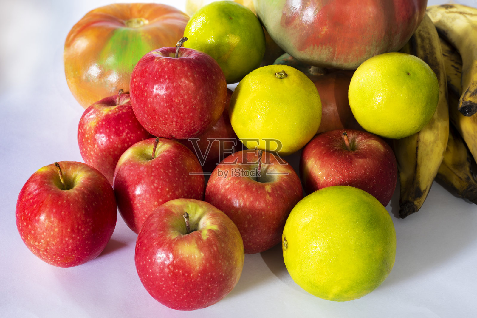 色彩丰富的水果和蔬菜在白色的背景。照片摄影图片