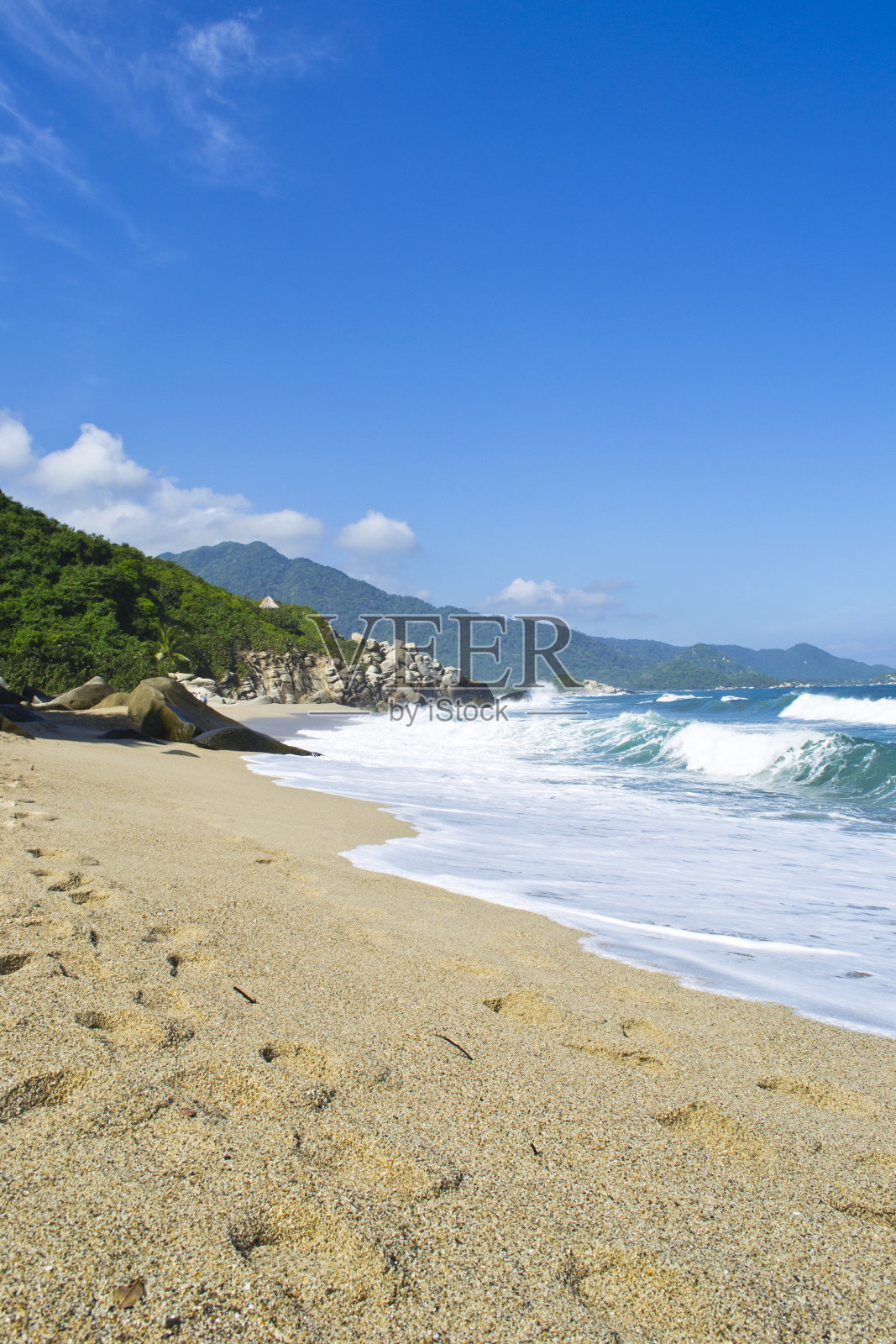 La Piscina海滩的风景,蓝天和高山。哥伦比亚玛格达莱娜的圣玛尔塔。照片摄影图片